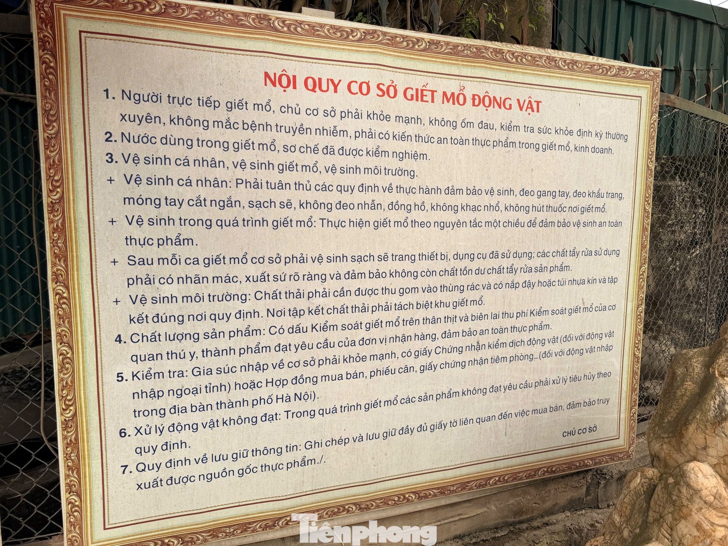 Bên ngoài cổng dán nội quy cơ sở.