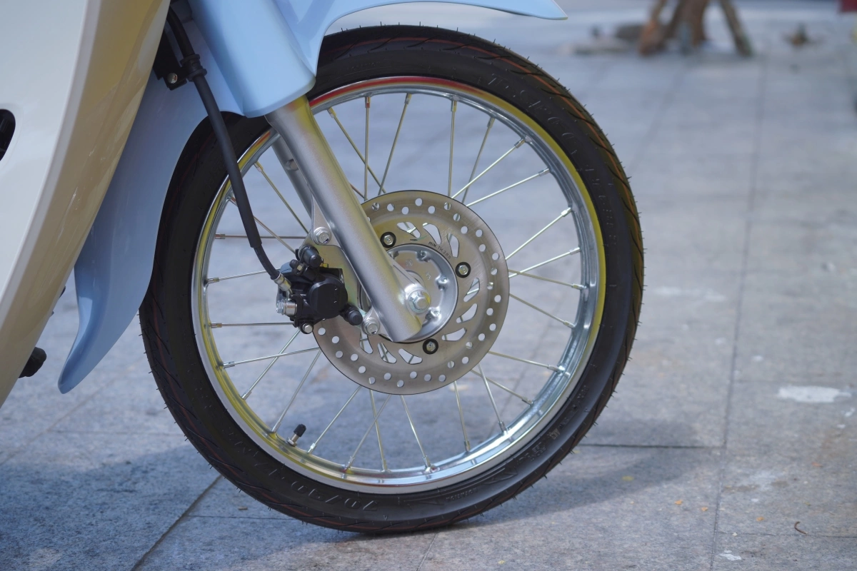 Phiên bản sản xuất tại Thái Lan trang bị phanh đĩa không ABS. Kích thước vành 17 inch cho cả hai bánh.