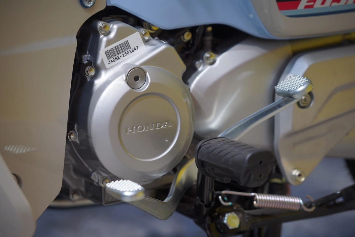 Động cơ của Honda Super Cub Fujisan dung tích 110 phân khối, công suất 9,1 mã lực, mô-men xoắn 9,3 Nm. Hộp số 4 cấp. Mức tiêu hao nhiên liệu của xe khoảng 1,4 lít/100 km.