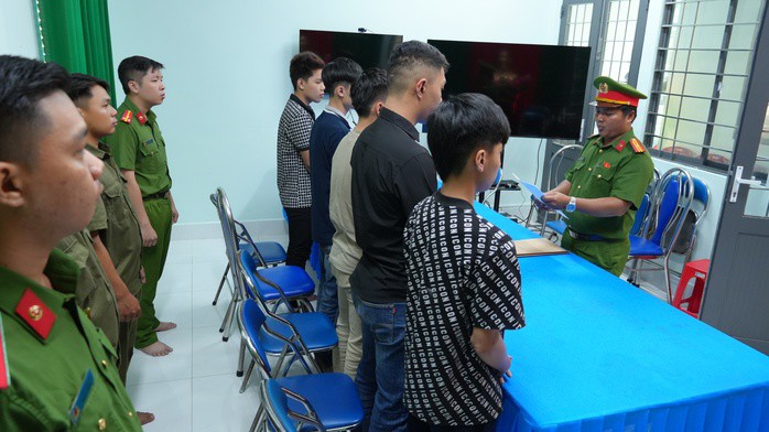 Cơ quan điều tra đọc lệnh khởi tố và lệnh cấm đi khỏi nơi cư trú đối với 5 bị can