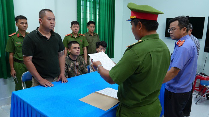 Cơ quan chức năng đọc lệnh khởi tố và bắt tạm giam 3 bị can