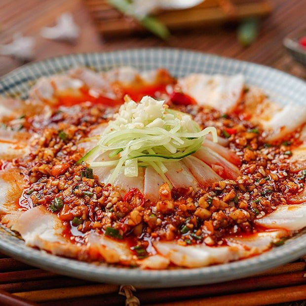 Nếu bạn là tín đồ của hương vị cay nồng, đậm đà thì các món thịt ba chỉ luộc sốt tỏi cay hoặc sốt cay sẽ là lựa chọn không thể bỏ qua.