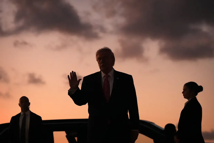 Tổng thống Trump tuyên bố: "Thành thật mà nói, điều tôi thích nhất là lấy nguồn dầu mỏ tại Iran". Ảnh: AP.