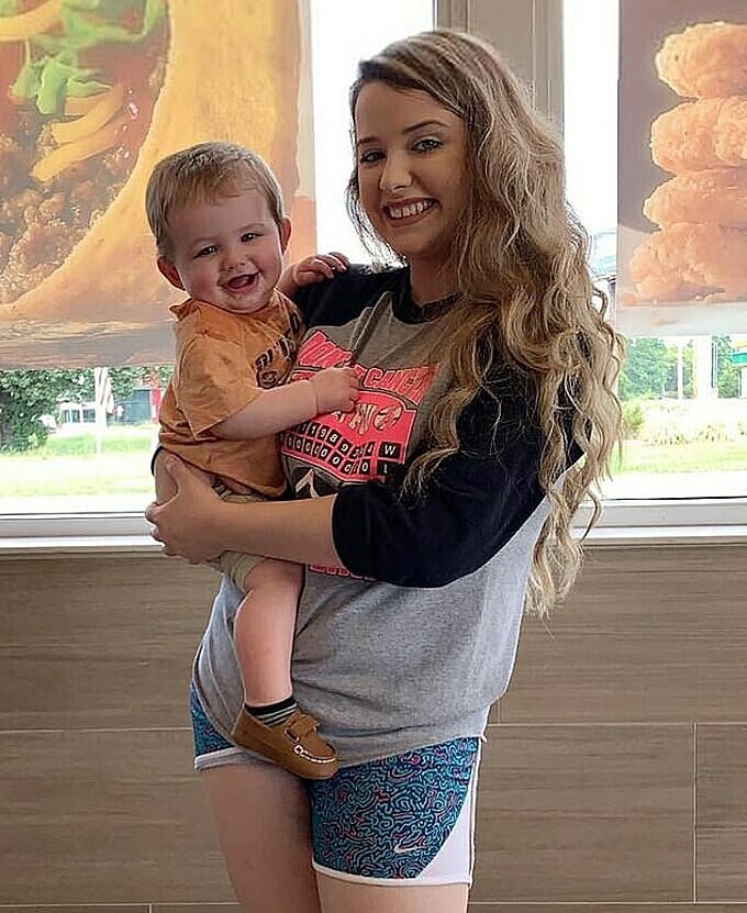 Bé Blake và mẹ trước khi bị hành hung. Ảnh: FB