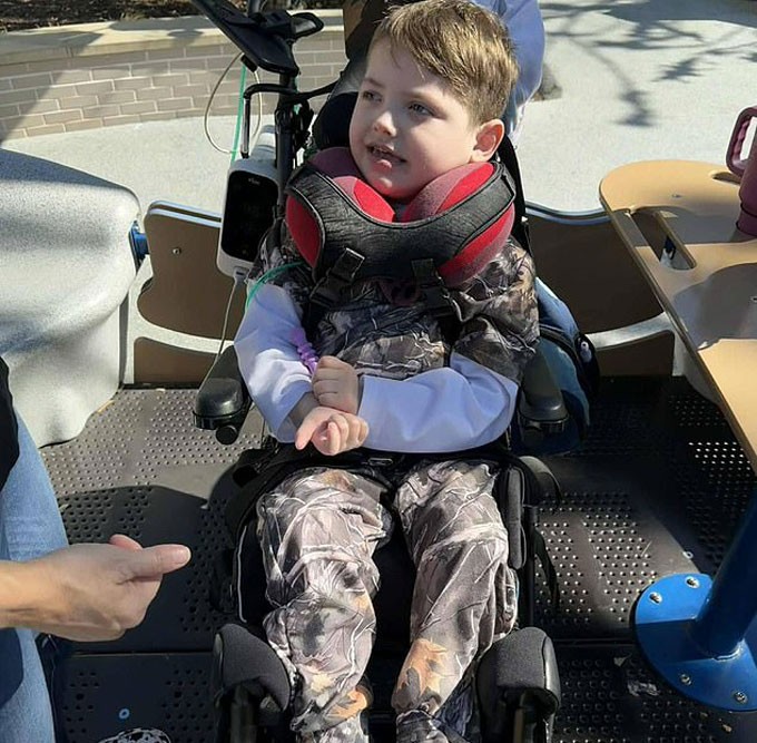 Bé Blake Sampsontrong hiện tại, 7 tuổi, phải sống nhờ sự hỗ trợ của máy móc vì bị liệt. Ảnh: FB