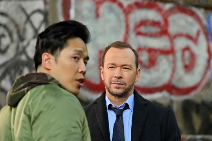 Alex Duong (trái) trong Blue Bloods.