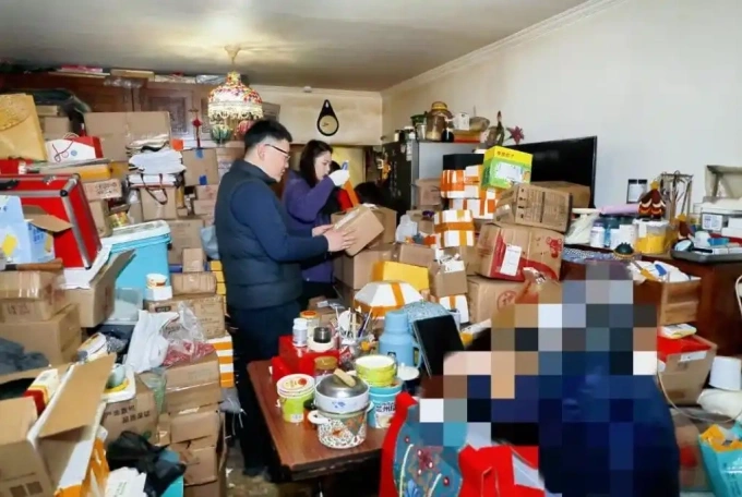 Hàng nghìn kiện hàng chưa mở trong nhà cụ Li. Ảnh: QQ