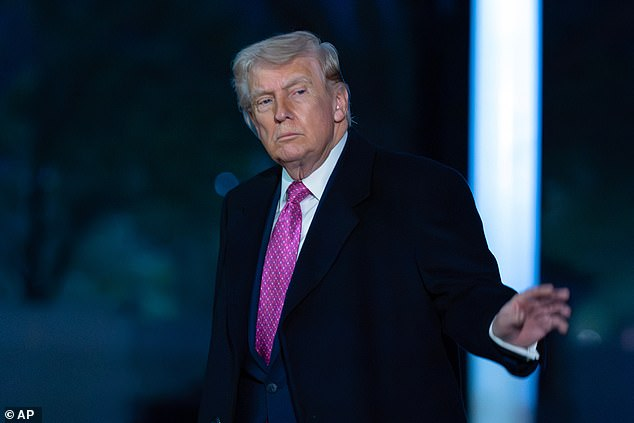 Tổng thống Donald Trump hôm 29-3 cho biết Mỹ "đang kiểm soát eo biển Hormuz". Ảnh: AP