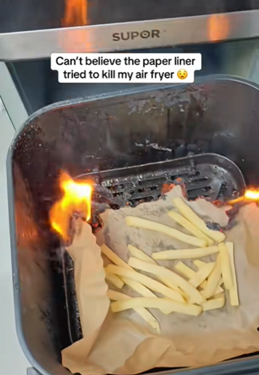 Nhiều người chuộng dùng giấy nến để chống dính và dễ vệ sinh nồi chiên không dầu. Tuy nhiên, nếu luồng gió thổi mạnh, lượng thức ăn quá ít không đủ để giữ giấy, có thể khiến giấy bay lên chạm vào thanh nhiệt và bắt cháy.