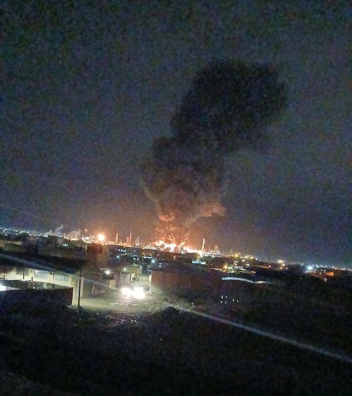 Cơ sở hóa dầu Iran bị tấn công, giá dầu bật tăng - 1