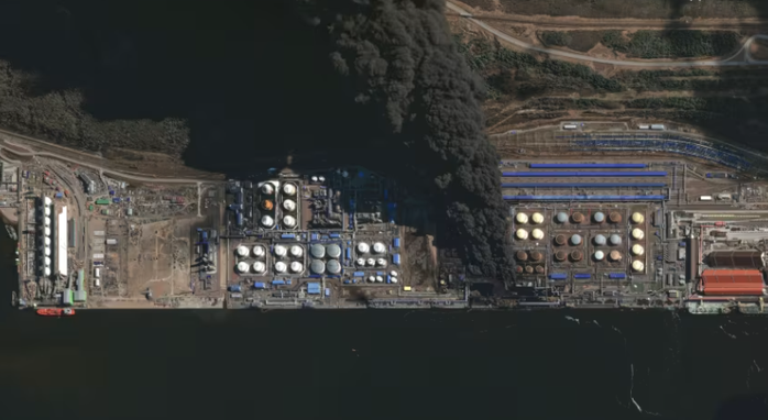 Ảnh chụp vệ tinh ghi nhận vụ hỏa hoạn bao trùm khu phức hợp cảng dầu Ust-Luga hôm 27-3. Ảnh: Vantor