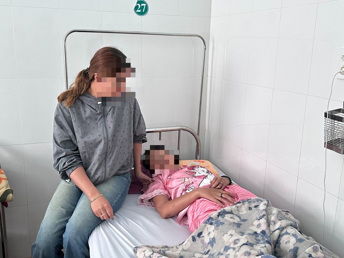 Em E.T.K.L. bị gãy xương sườn, đang điều trị tại bệnh viện