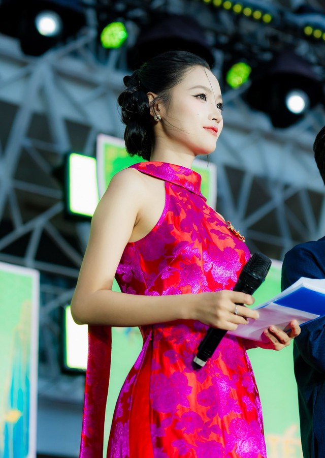 Trước đó, Phan Hải Như từng tạo dấu ấn khi đảm nhận vai trò MC trong nhiều sự kiện, chương trình truyền hình. Trong công việc, cô luôn giữ tinh thần cầu thị, không ngừng học hỏi và hoàn thiện bản thân.