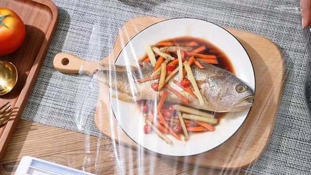 Việc dùng màng bọc thực phẩm dày để đậy thức ăn sẽ ngăn thức ăn bắn tung tóe khắp lò.