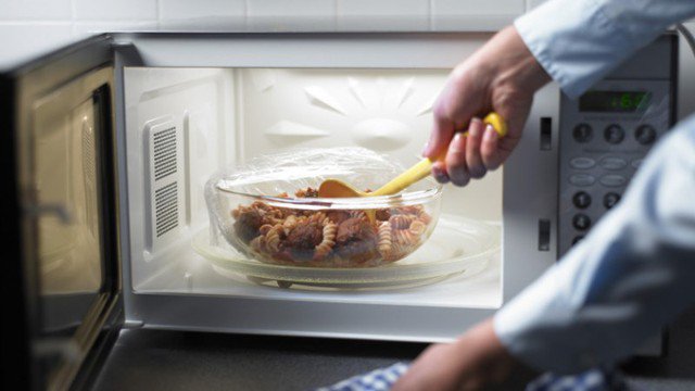 Sau khi chuẩn bị xong các bước trên, bạn cho phần thức ăn vào lò vi sóng. Việc cài đặt nhiệt độ hay thời gian hâm nóng thức ăn còn phụ thuộc nhiều vào lượng thức ăn nhiều hay ít, đồ đựng có tiết diện rộng hay nhỏ…