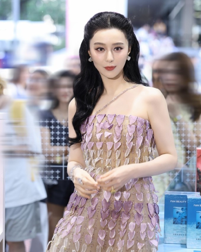 Phạm Băng Băng tích cực tương tác với khán giả, thậm chí tự tay đắp mặt nạ cho một khách hàng để họ được trải nghiệm sản phẩm.