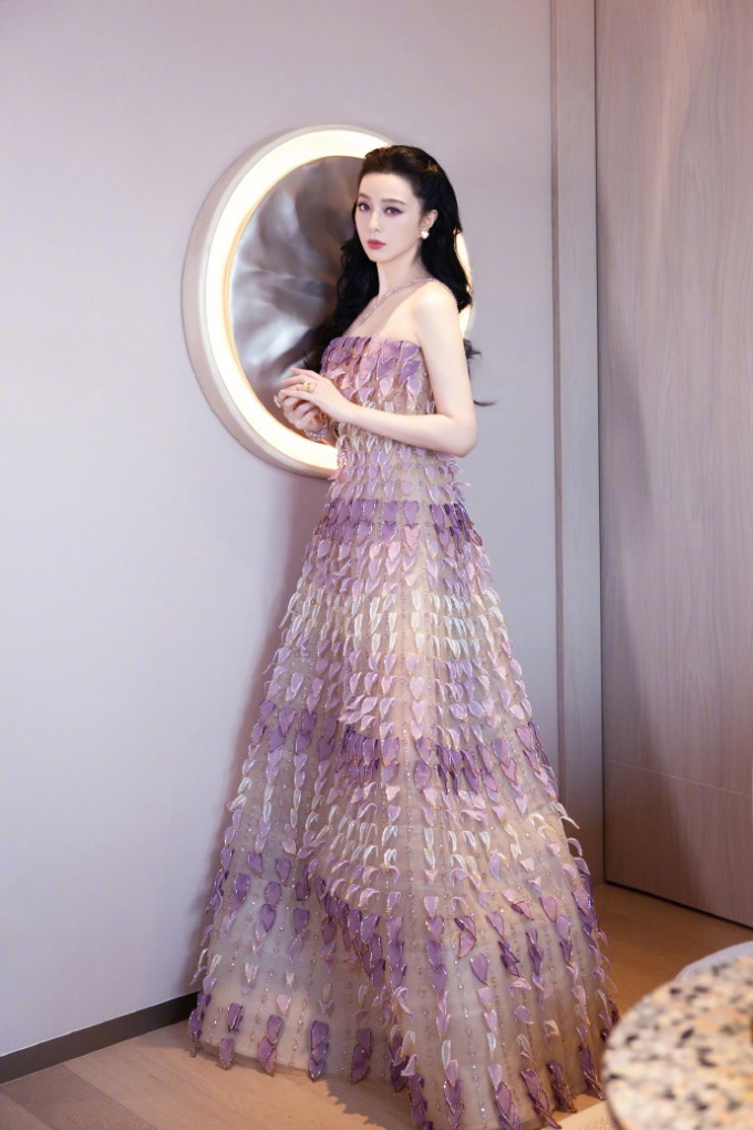 Băng Băng chụp bộ ảnh hậu trường sự kiện. Chiếc váy dài thướt tha của cô lấp lánh như dòng sông sao, với những lớp cánh hoa thể hiện sự sắp đặt khéo léo và lãng mạn.