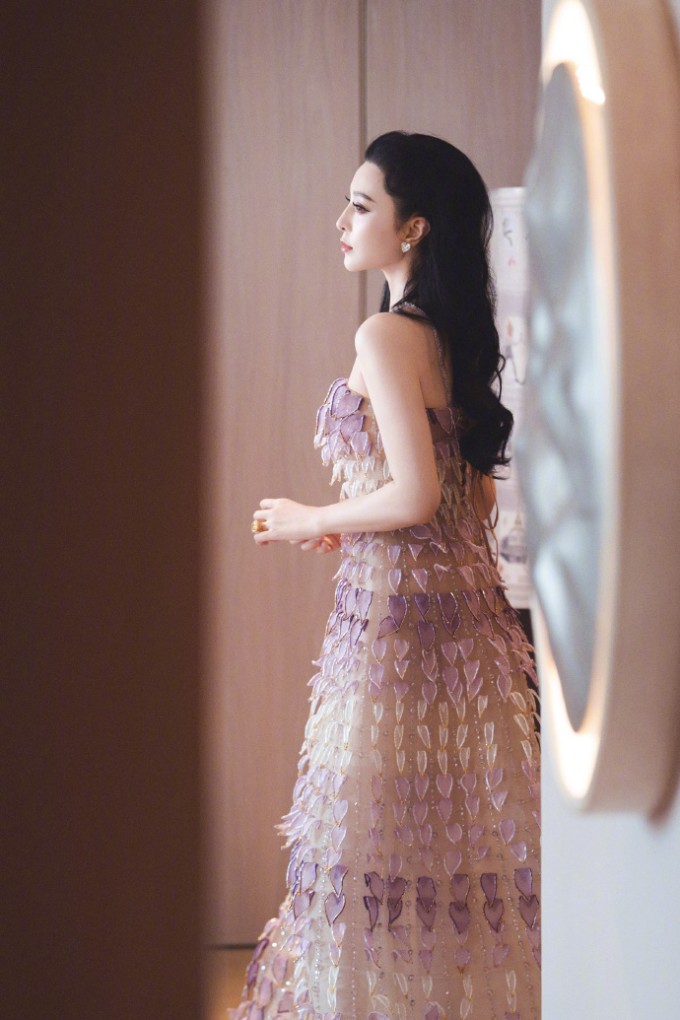 Hơn 20 năm hoạt động nghệ thuật, mỹ nhân góp mặt trong nhiều tác phẩm nổi tiếng cả điện ảnh lẫn truyền hình như 'Võ Mị Nương truyền kỳ', 'Tôi không phải Phan Kim Liên'... Tuy nhiên, diễn viên vướng scandal trốn thuế năm 2018, bị buộc tội và phải đền bù hơn 100 triệu USD để thoát cảnh tù tội. Phạm Băng Băng hiện có hơn 63 triệu người theo dõi trên Weibo.