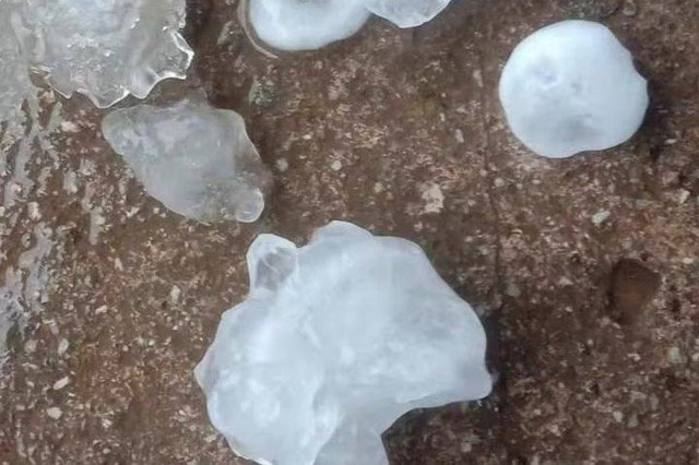 Nhiều khu vực xuất hiện mưa đá.