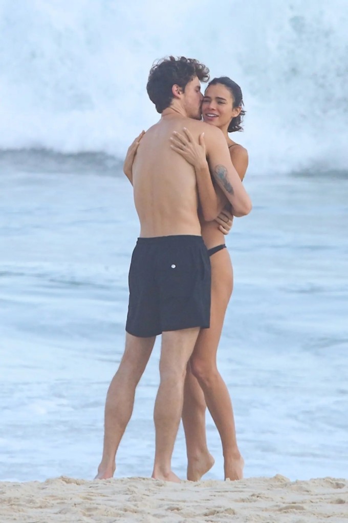 Shawn Mendes âu yếm bạn gái mới trên bãi biển - 1