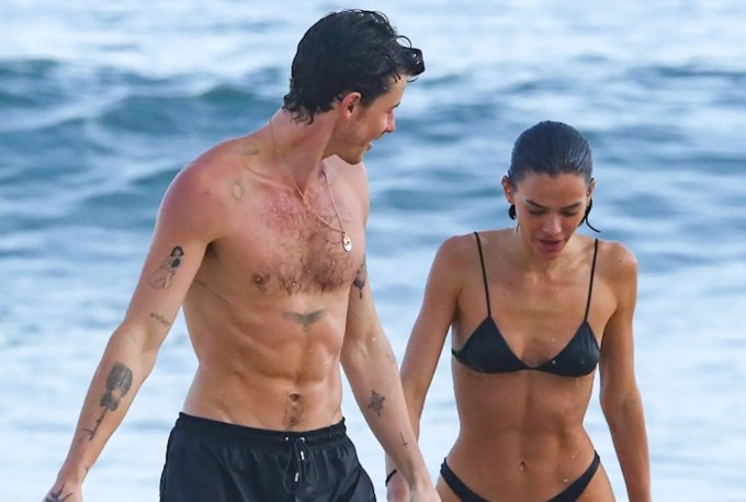 Shawn Mendes âu yếm bạn gái mới trên bãi biển - 3