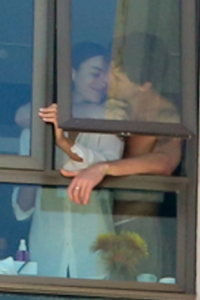 Shawn Mendes âu yếm bạn gái mới trên bãi biển - 6