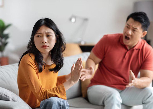 Những lời chỉ trích liên tục, dù nhỏ nhặt, cũng khiến đối phương cảm thấy không được tôn trọng và làm tổn thương mối quan hệ. Ảnh minh họa