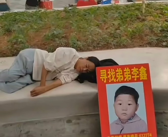 Lin tìm kiếm em trai bằng một tấm ảnh duy nhất suốt hơn 3 thập kỷ. Ảnh: SCMP