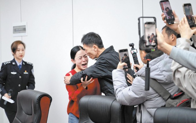 Cuộc hội ngộ của Lin và em trai tại một đồn cảnh sát ở Giang Tây. Ảnh: China Daily