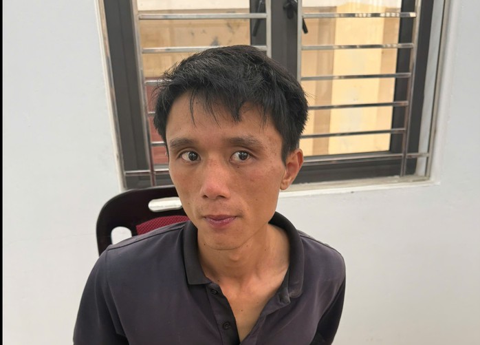 Nghi phạm Lê Văn Tuấn tại cơ quan công an