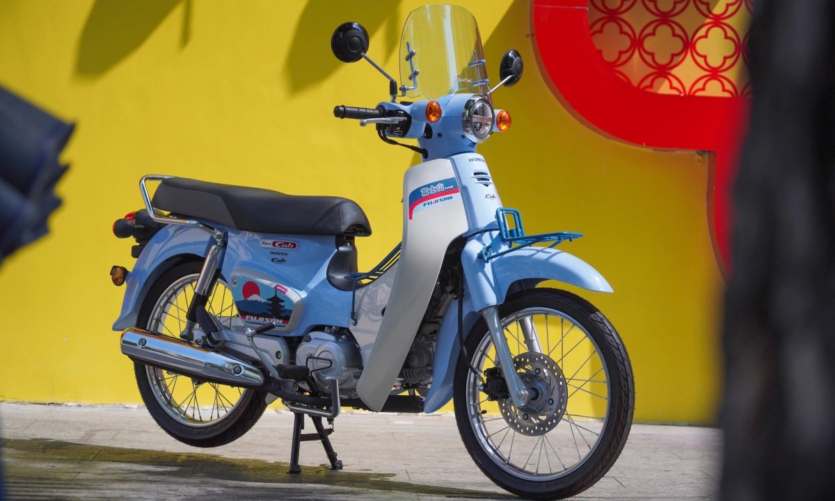 Điểm đặc biệt nhất trên mẫu xe Cub của Honda là dàn áo phối màu xanh dương. Đi kèm là các tem dán ở ốp hông, vè chắn bùn phía trước với biểu tượng núi Phú Sĩ và mặt trời mọc.
