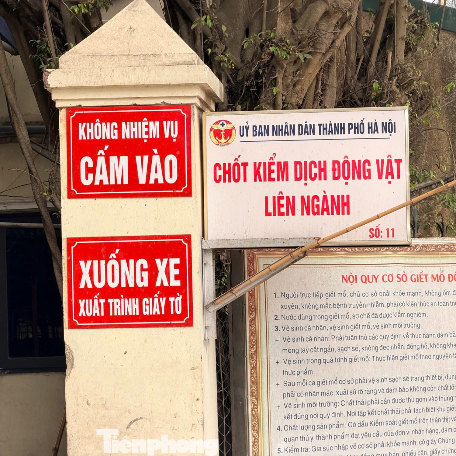 Bên ngoài cổng dán nội quy cơ sở.