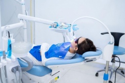 Nên tẩy trắng răng tại nhà hay đến nha khoa?