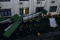 Mưa đá xuất hiện trong đêm tại Hà Nội