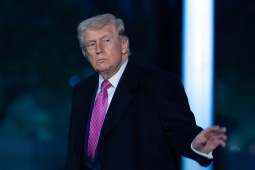 Ông Donald Trump nói “Mỹ đang kiểm soát eo biển Hormuz”