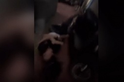 Tạm giữ người đàn ông đẩy ngã người phụ nữ đang bế con nhỏ