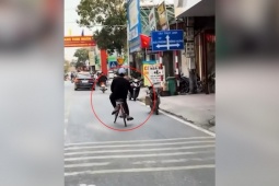 Clip: Chiếc xe đạp “biểu diễn xiếc” trên đường khiến ai cũng ngỡ ngàng