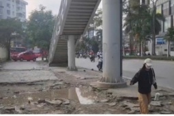 Một số vỉa hè ở Hà Nội xuống cấp nghiêm trọng, tiềm ẩn tai nạn cho người đi bộ
