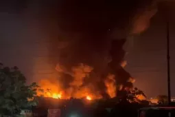 Hà Nội: Xưởng gỗ bốc cháy dữ dội trong đêm, 1 người tử vong