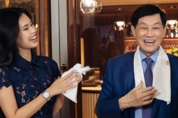 Ảnh sao 30/3: Bố con Johnathan Hạnh Nguyễn cười híp mắt bên nhau