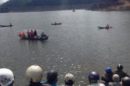 Lật thuyền đánh cá trên hồ thủy điện, con bơi được vào bờ, 2 vợ chồng mất tích