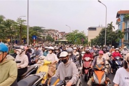 Cầu Long Biên dừng hoạt động: Người dân chen chân vượt sông sang phố ngày đầu tuần