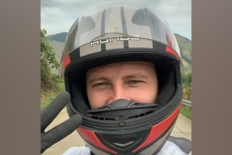 Du khách Nga thích thú khi được mời ăn trên cánh đồng