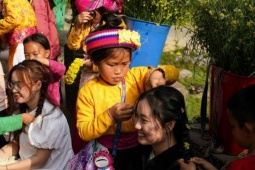 Tranh cãi chuyện du khách cho tiền trẻ em khi chụp ảnh ở Hà Giang