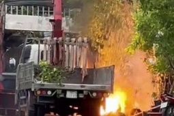 Xe cẩu vướng dây điện phát nổ, tài xế tử vong