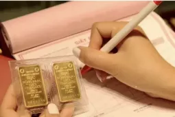 Mua vàng rồi nhận giấy hẹn: Rủi ro pháp lý trong giao dịch 'tiền trao...cháo hẹn múc'