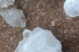 Mưa đá, dông lốc liên tiếp ở các tỉnh miền Bắc có bất thường?