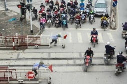 Xe máy vượt rào chắn đường sắt bị phạt tới 6 triệu đồng