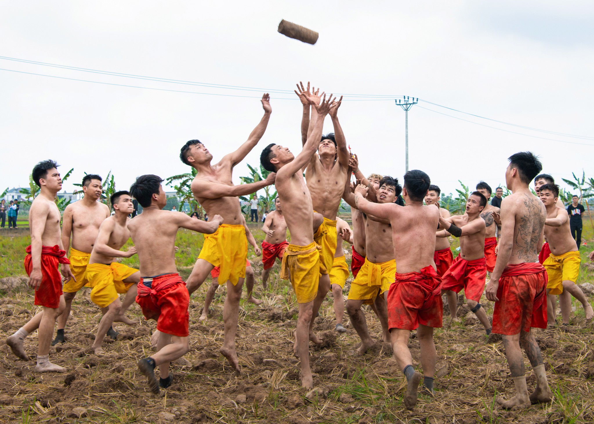 “Độc đáo tục cướp trái hội làng Tuần Lục”.