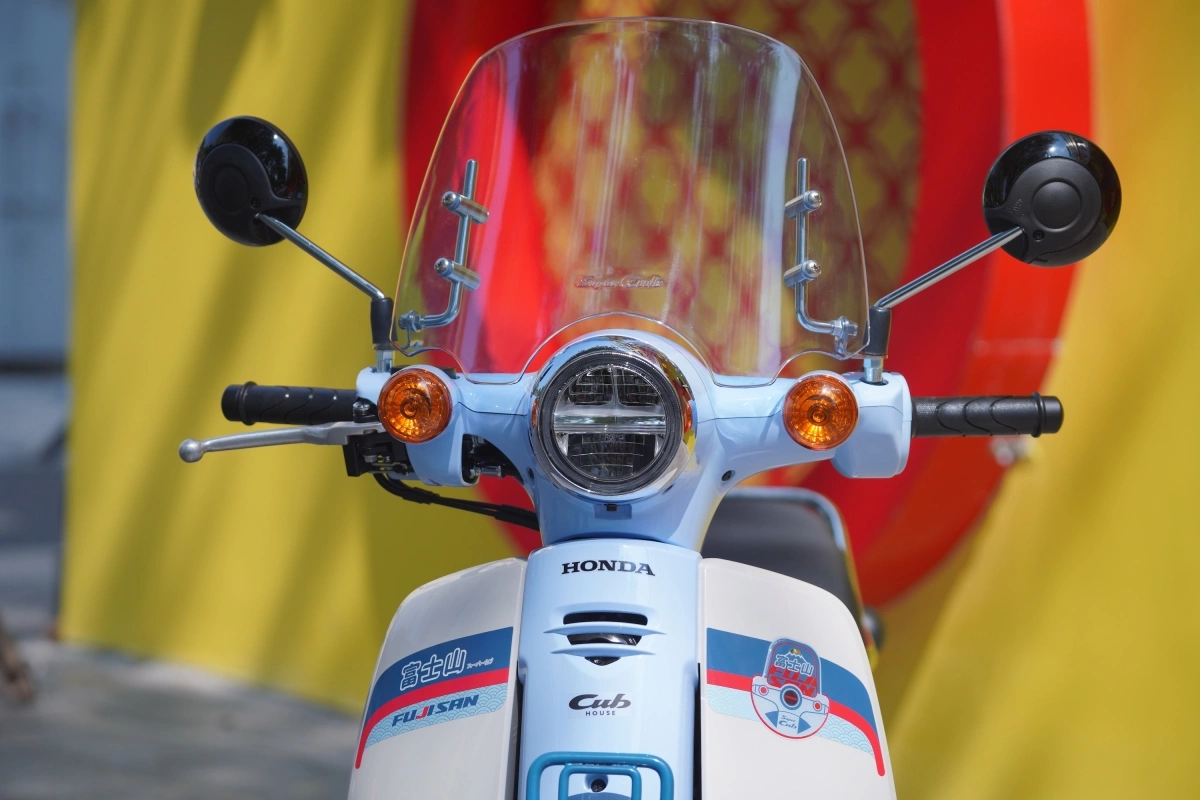 Phần đầu xe, Honda trang bị kính chắn gió trong suốt. Đèn pha là loại LED toàn phần với định vị ban ngày ở giữa.